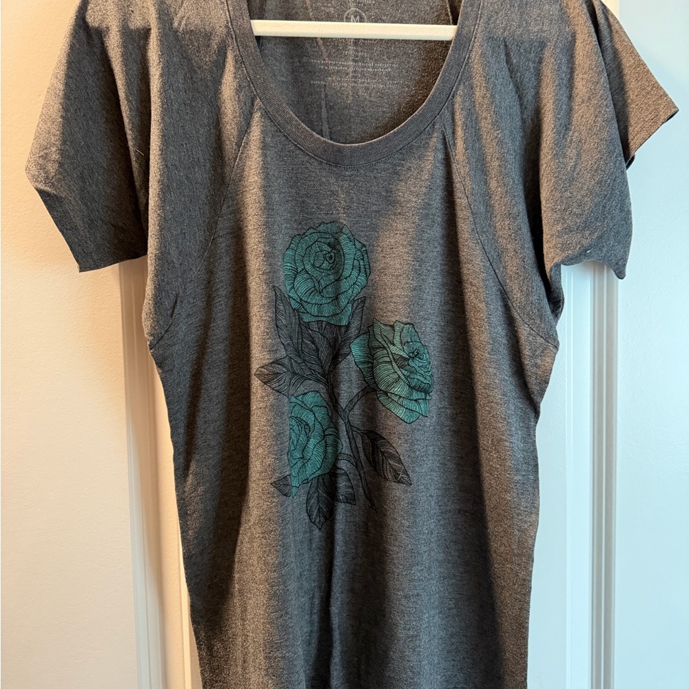 Sevenly Women’s Gray Short-Sleeve Scoop Neck Top with Teal Rose Print